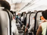 Europa aprueba unificar las medidas para viajar con maletas en la cabina del avión