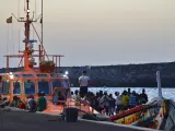 Salvamento Marítimo, desembarcando inmigrantes en El Hierro.