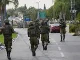 Soldados israelíes se despliegan en Sderot, Israel, tras el ataque de Hamás.