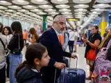Familiares y amigos reciben a los viajeros con vuelo procedente de Tel Aviv (Israel) en el aeropuerto de Barajas este lunes