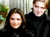 Victoria Adams y David Beckham el día que anunciaron su futura boda, en enero de 1998.