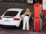 Una persona reposta en una gasolinera, a 14 de julio de 2023, en Madrid (España).