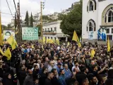 Partidarios de Hezbollah en el funeral de dos soldados en el sur de L&iacute;bano en combate contra las fuerzas israel&iacute;es