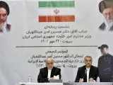 El Ministro de Asuntos Exteriores iraní, Hosein Amir Abdolahian (derecha), habla durante una conferencia de prensa en la embajada de Irán en Beirut, Líbano.