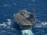 El portaaviones USS Dwight D. Eisenhower navega por el Mediterráneo.