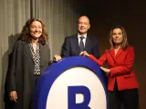 La presidenta de Barcelona Global, Maite Bqarrera; la directora general, Merc&egrave; Conesa; y, el director general adjunto de Banco Sabaedll, Xavier Comerma.