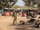 Un soldado israelí en la zona del festival Supernova, donde se produjo el primer ataque de Hamás.