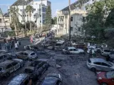 El escenario de la destrucci&oacute;n en los alrededores del hospital Al Ahli, tras un ataque a&eacute;reo en la ciudad de Gaza.
