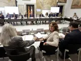 Laura Vilagr&agrave;, con el alcalde de Barcelona, Jaume Collboni al fondo durante la comisi&oacute;n Mixta.