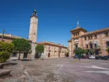 Plaza de Espa&ntilde;a con Torre del Reloj y Ayuntamiento de Consuegra.