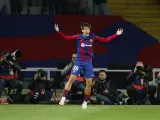 Marc Guiu celebrando su primer gol con el FC Barcelona.