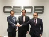 El presidente de Cepyme, Gerardo Cuerva; el presidente de CEOE; Antonio Garamendi, y el presidente de ATA, Lorenzo Amor