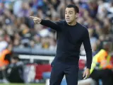 Xavi Hernández dando instrucciones a sus jugadores ante el Real Madrid.