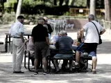 Varios pensionistas juegan al domin&oacute; en un parque de Madrid. 19 julio 2019, ancianos, vejez Eduardo Parra / Europa Press (Foto de ARCHIVO) 19/7/2019