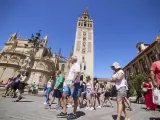 Un grupo de turistas pasean por la plaza Virgen de los Reyes, a 21 de junio de 2022 en Sevilla (Andalucía, España) Joaquin Corchero / Europa Press (Foto de ARCHIVO) 21/6/2022