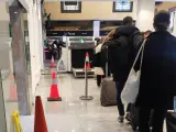 Viajeros esperando a pasar el control de seguridad en la estación de tren de Oviedo.