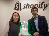 Emily Benoit Vernay, responsable de Shopify en el sur de Europa, y Gonzalo Torres, director general de Shopify en Espa&ntilde;a.