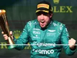 Alonso vuelve al podio tras una heroica batalla con Checo resuelta en la 'foto finish'