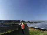 Operario en una planta solar fotovoltaica.