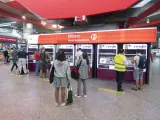 Varias personas adquieren sus billetes en las taquillas de venta autom&aacute;tica de la estaci&oacute;n de tren de Atocha, a 1 de septiembre de 2022, en Madrid (Espa&ntilde;a). Hoy entran en vigor los descuentos en los t&iacute;tulos de transporte p&uacute;blico, que se vendan entre el 1 de septiembre y el 31 de diciembre de 2022, aprobados por el Real Decreto-ley por el Consejo de Ministros. Las medidas del Gobierno establecen la reducci&oacute;n del 50% en el precio de t&iacute;tulos de transporte p&uacute;blico que dependen del Gobierno central, as&iacute; como la gratuidad de los abonos multiviaje de Renfe (Cercan&iacute;as, Rodalies y Media Distancia). Mitma destinar&aacute; m&aacute;s de 200 millones de euros para financiar los descuentos en los servicios ferroviarios. 01 SEPTIEMBRE 2022;TRANSPORTE;CRISIS;INFLACI&Oacute;N;SERVICIO P&Uacute;BLICO;;VIAJEROS;USUARIOS;TORNIQUETE;TORNIQUETES;RENFE;TREN;V&Iacute;A;AND&Eacute;N;MASCARILLA;MASCARILLAS;CERCAN&Iacute;AS; Alberto Ortega / Europa Press (Foto de ARCHIVO) 01/9/2022