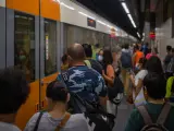 Viajeros suben a un tren en uno de los andenes de la estación de Sants, a 9 de septiembre de 2022, en Barcelona