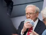 Warren Buffett, echando una partida de cartas.