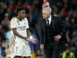 Vinícius habla con Ancelotti durante el partido del Real Madrid ante el Rayo.