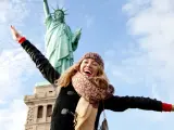Turista frente a la Estatua de la Libertad en Nueva York.