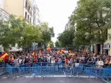 Miles de manifestantes durante la concentración contra la amnistía frente a la sede del PSOE en la calle Ferraz, este domingo.