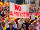 Concentraci&oacute;n convocada por el PP celebrada este domingo en la Plaza San Francisco de Sevilla en defensa de la igualdad de los espa&ntilde;oles y en contra de la amnist&iacute;a.