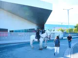 Agentes de la Policía Nacional, a caballo, custodian el lugar donde se celebrará la Gala de los Latin Grammy 2023 en Sevilla.