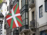 Bandera de Euskadi en el casco antiguo de Bilbao.