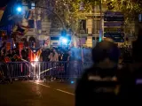 Decenas de manifestantes con carteles de 'se vende' queman una estelada, durante la manifestaci&oacute;n de este viernes contra la amnist&iacute;a frente a la sede del PSOE en Ferraz.
