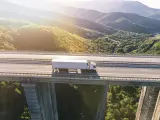 Camión en la montaña