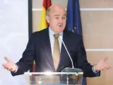 De Guindos acusa a la banca española de "quedarse atrás" al retribuir los depósitos
