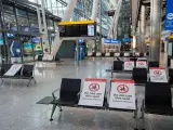 Sala de espera en Heathrow con medidas anticovid durante la pandemia.