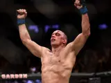 El luchador George St-Pierre celebra una victoria