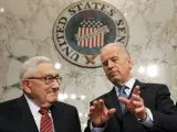 El exsecretario de Estado Henry Kissinger, a la izquierda, conversa con Joe Biden cuando presidía el Comité de Relaciones Exteriores del Senado en el Capitolio en Washington, el 31 de enero de 2007.