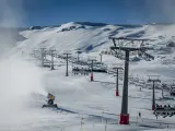 Las estaciones de esquí buscan remontar el invierno de 2022 tras el récord inversor