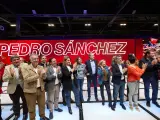 Los ministros del nuevo gobierno aplauden a Pedro Sánchez en un mitin del PSOE.