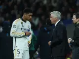 Jude Bellingham y Carlo Ancelotti en el partido ante el Nápoles.