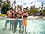 Nacen, viven y mueren en sus barcas o plataformas flotantes -'lepa lepa'- sobre el mar de Sualewesi, entre Malasia, Filipinas e Indonesia. Son los Bajau, más conocidos como 'nómadas o gitanos del mar' porque viven su vida a pleno pulmón, literalmente.