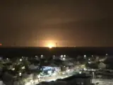 Explosiones y bengalas en el horizonte de Gaza mientras prosiguen los combates.