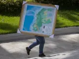 Un hombre carga un cuadro del mapa de Venezuela con la adhesión del Esequibo.