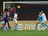 Lewandowski vuela para marcar el 1-1 ante el Girona.