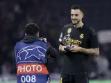 Joselu posa con su trofeo de MVP tras la victoria madridista en Alemania.