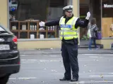 Un agente de la policía de Alemania dirige el tráfico rodado.