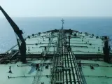 Un petrolero navega en mar abierto.