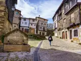 Mujer paseando por las calles medievales de La Alberca.