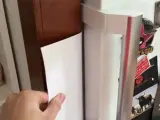 Truco del folio para comprobar si el frigorífico funciona bien.